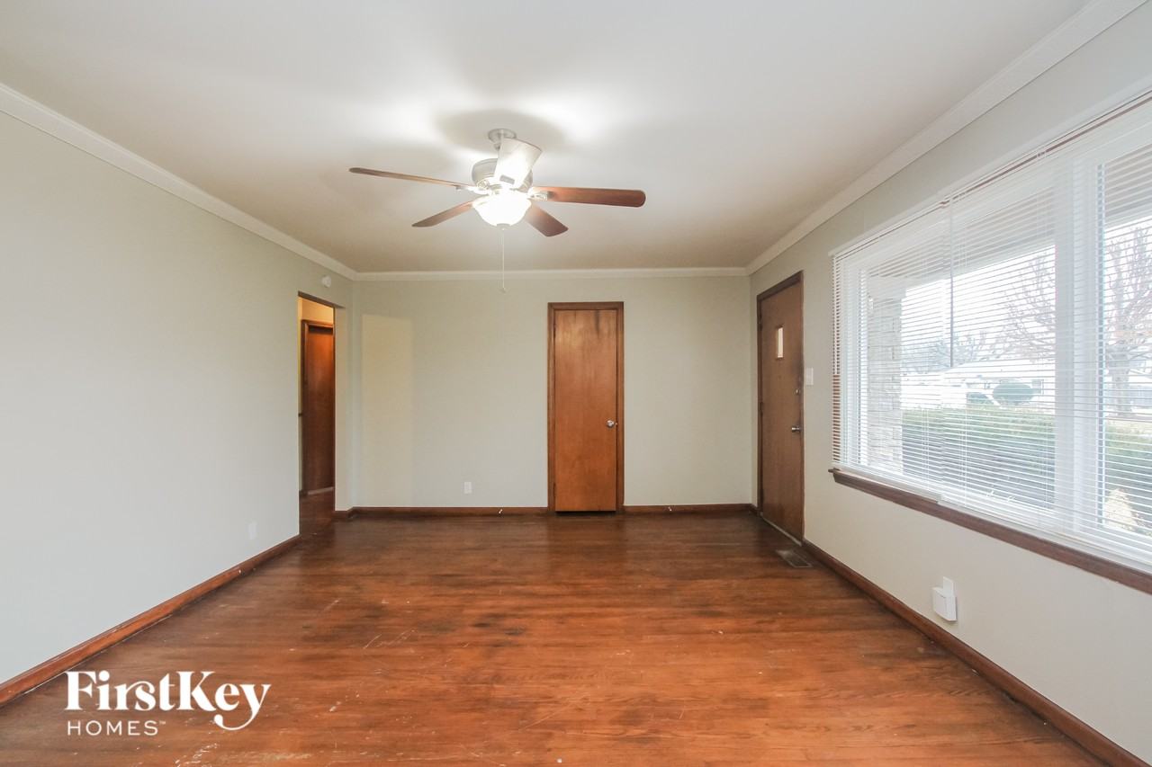 311 N Boehning St - Photo 3 of 16