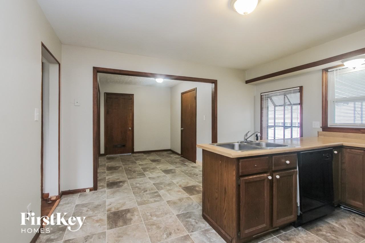 311 N Boehning St - Photo 5 of 16