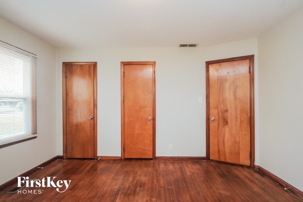 311 N Boehning St - Photo 7 of 16