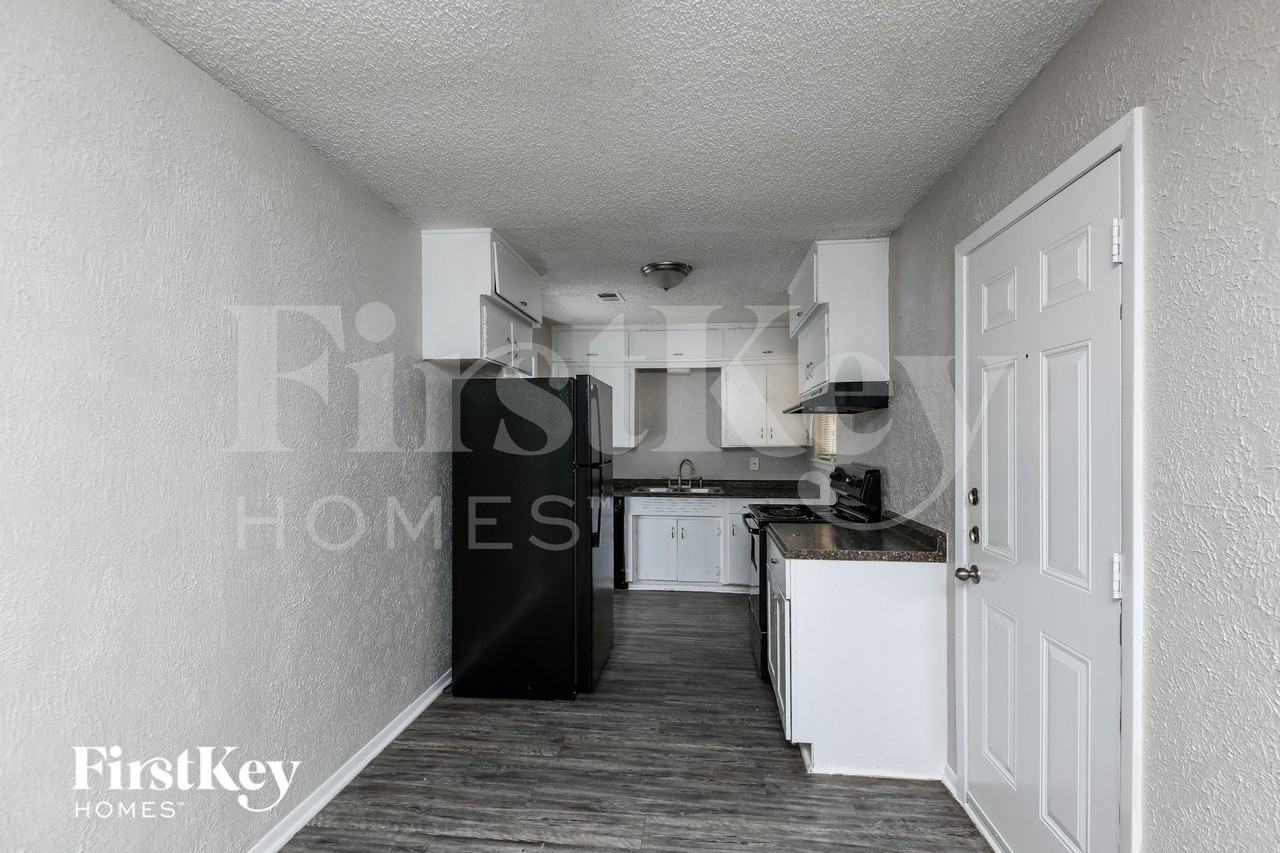 308 Bluebonnet Street - Photo 4 of 15