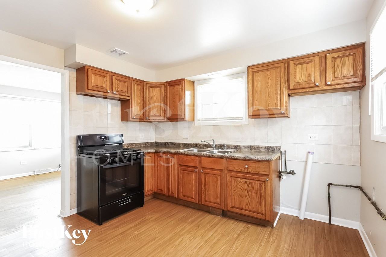 3028 141st St - Photo 4 of 15