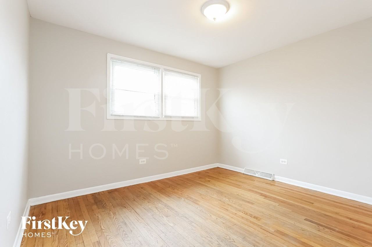 3028 141st St - Photo 5 of 15