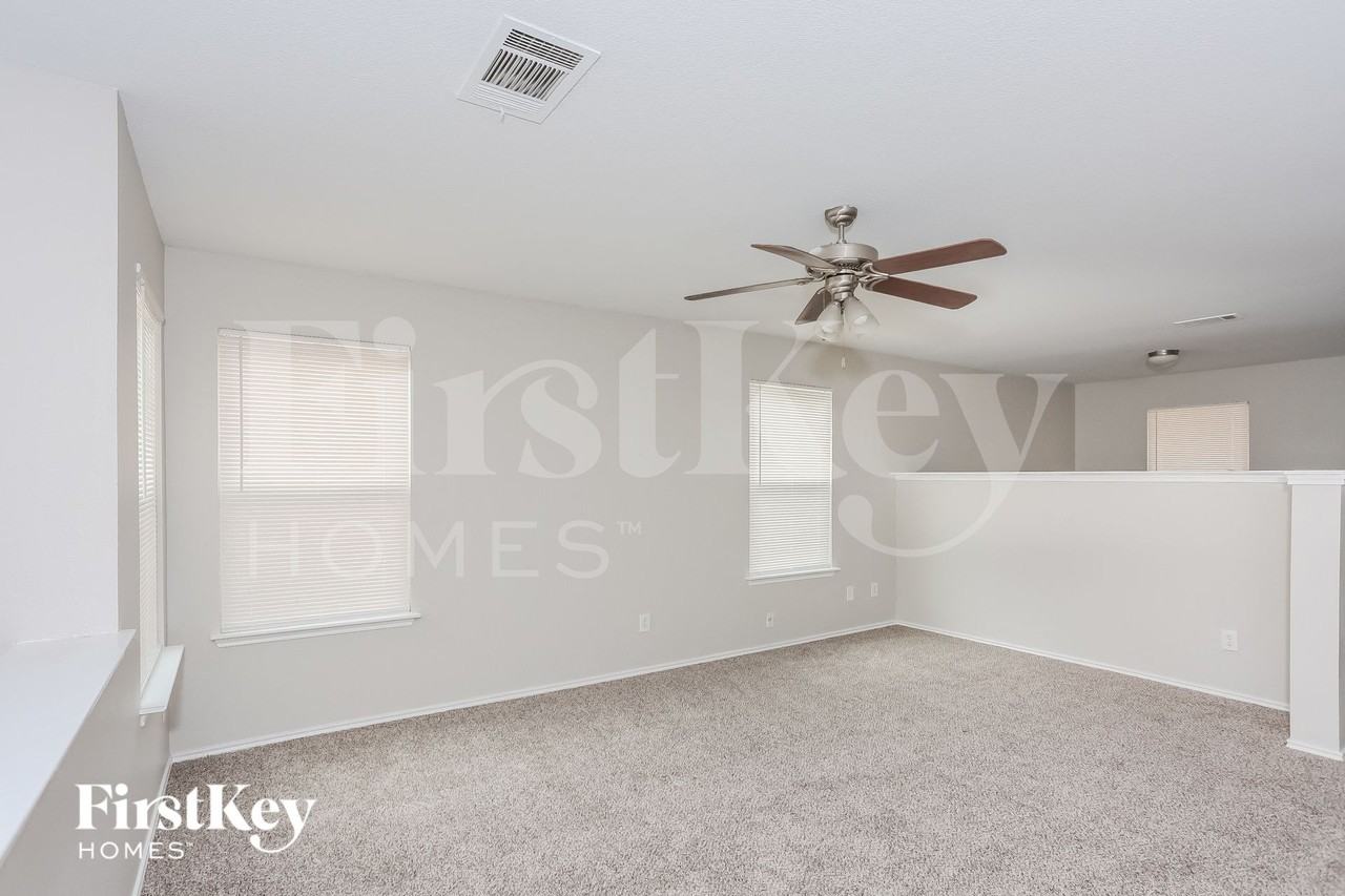 3010 Dusty Oak Dr - Photo 3 of 15