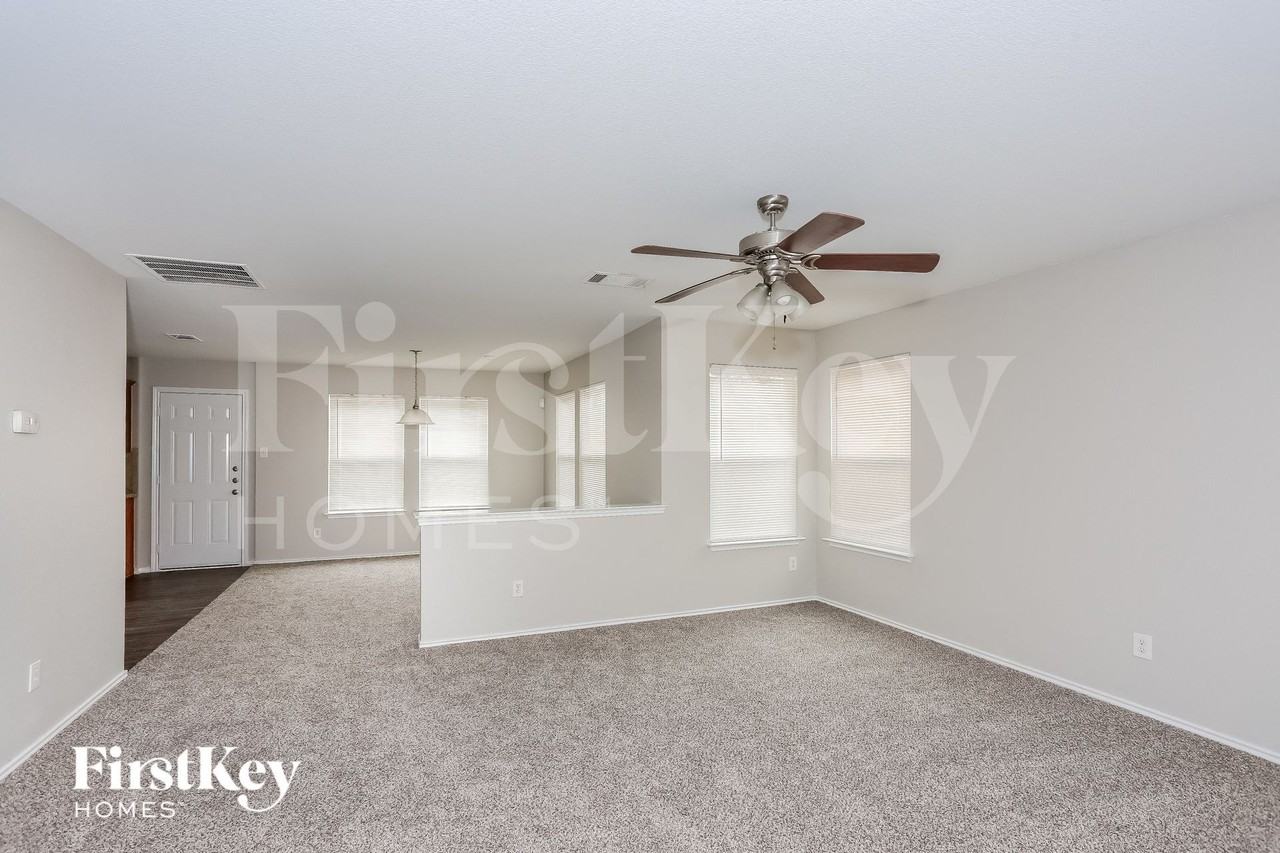 3010 Dusty Oak Dr - Photo 5 of 15