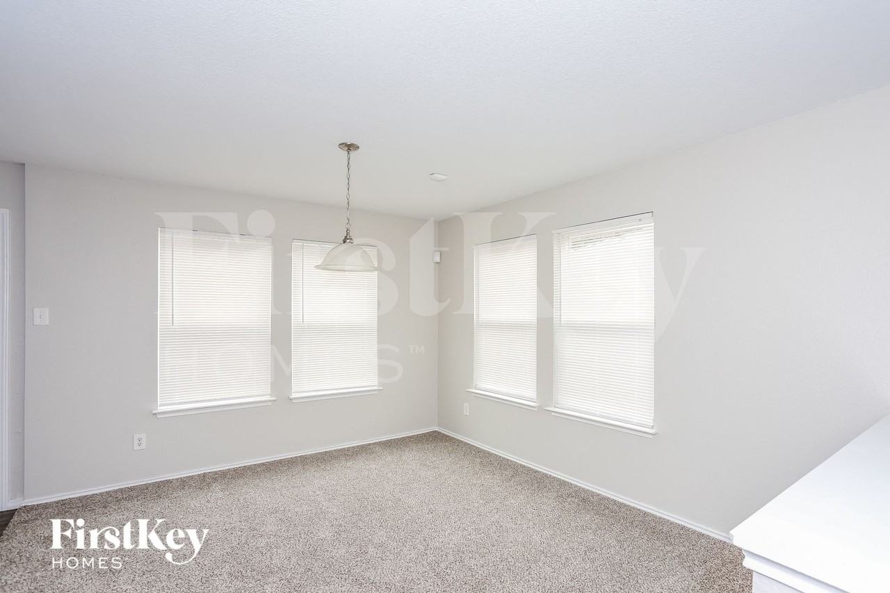 3010 Dusty Oak Dr - Photo 6 of 15