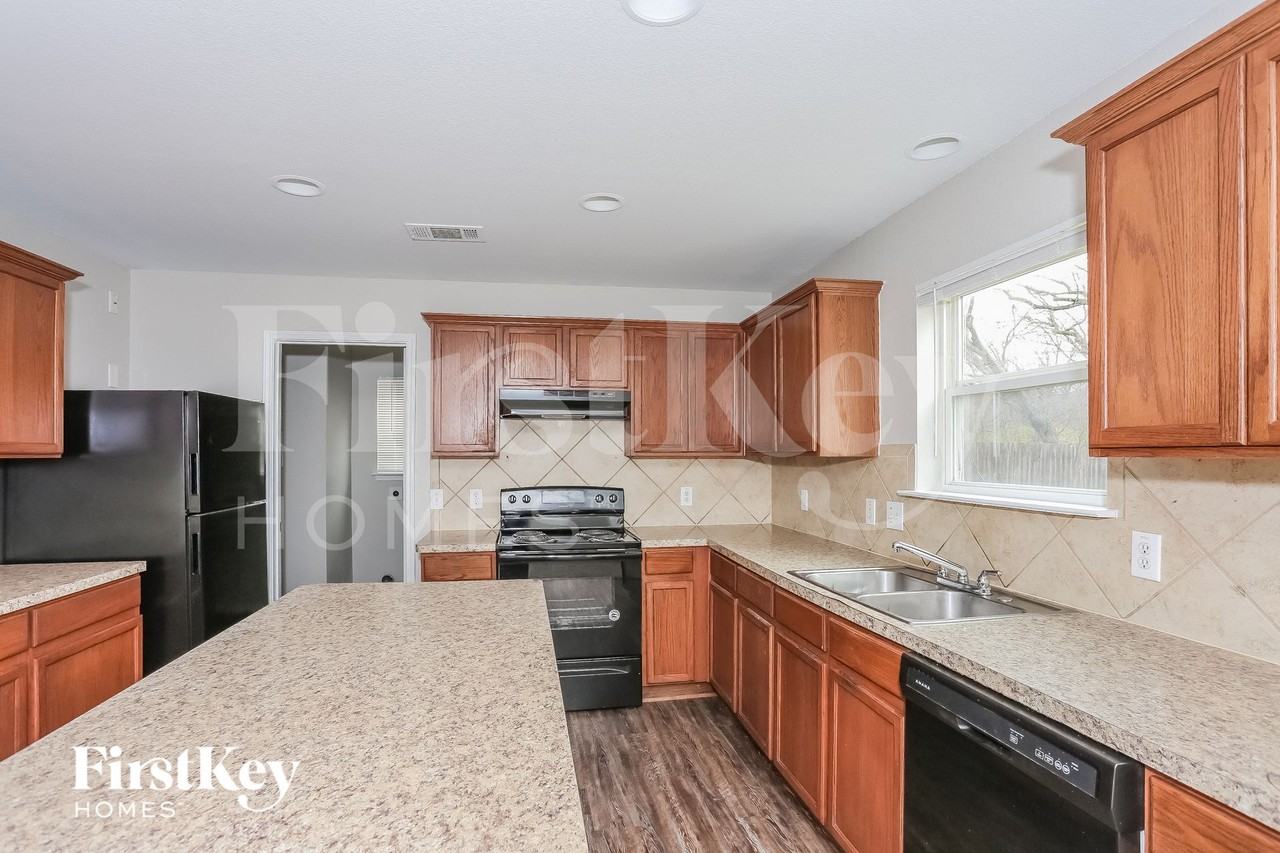 3010 Dusty Oak Dr - Photo 7 of 15