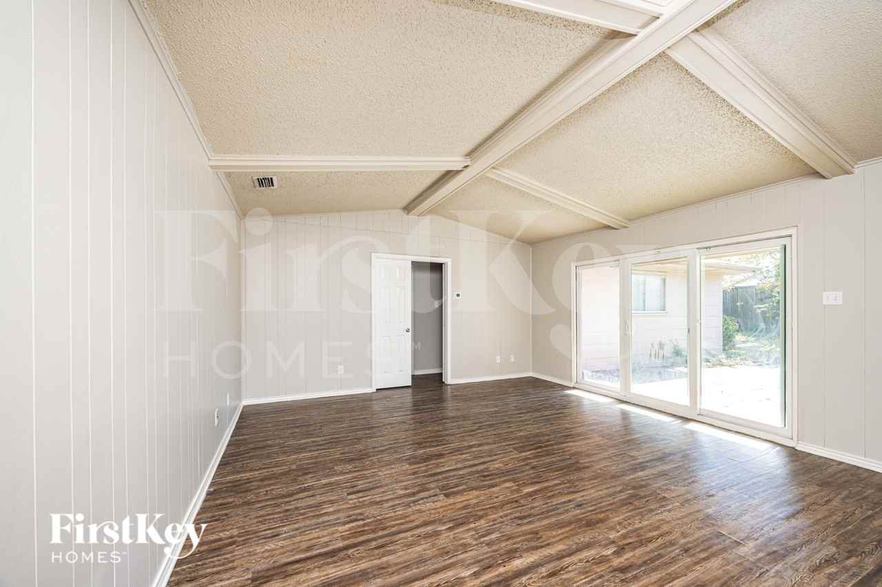 2912 Yorktown Road - Photo 3 of 19