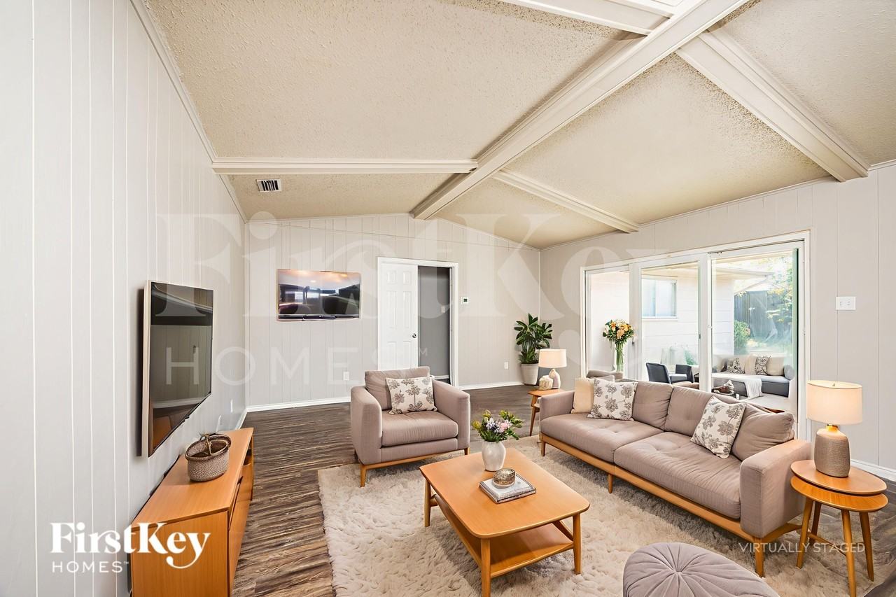 2912 Yorktown Road - Photo 4 of 19