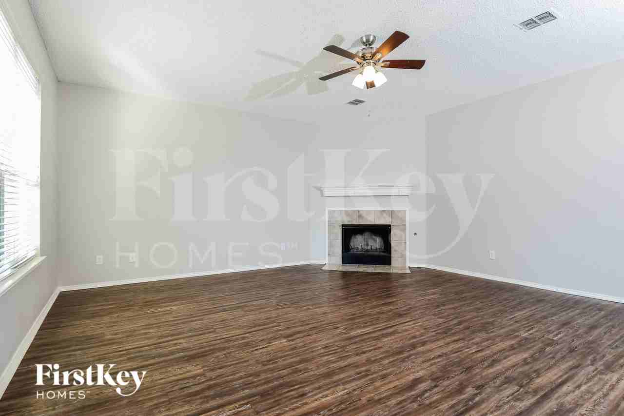 2911 Tangleglen Dr - Photo 2 of 15