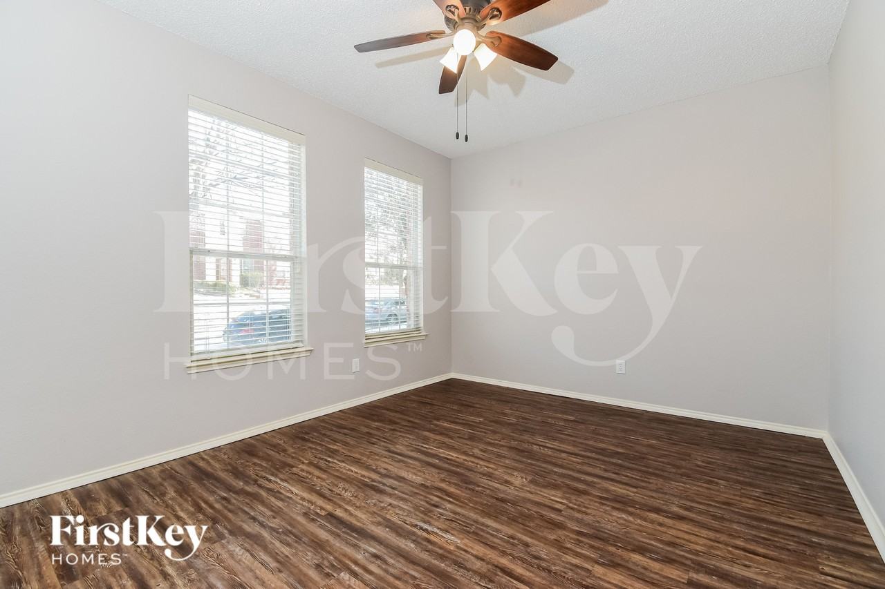 2911 Tangleglen Dr - Photo 3 of 15