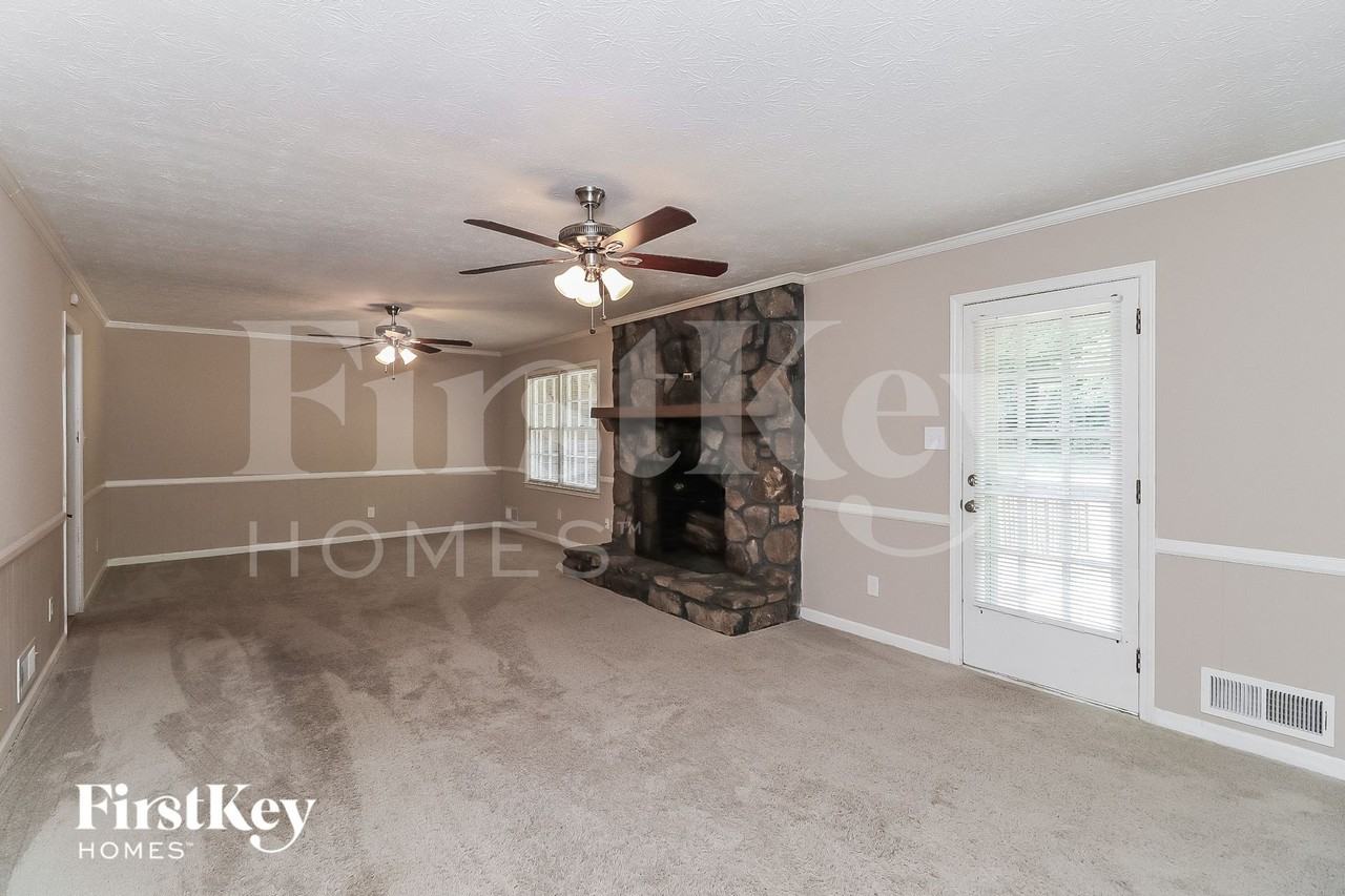 2835 Twin Springs Dr - Photo 3 of 14