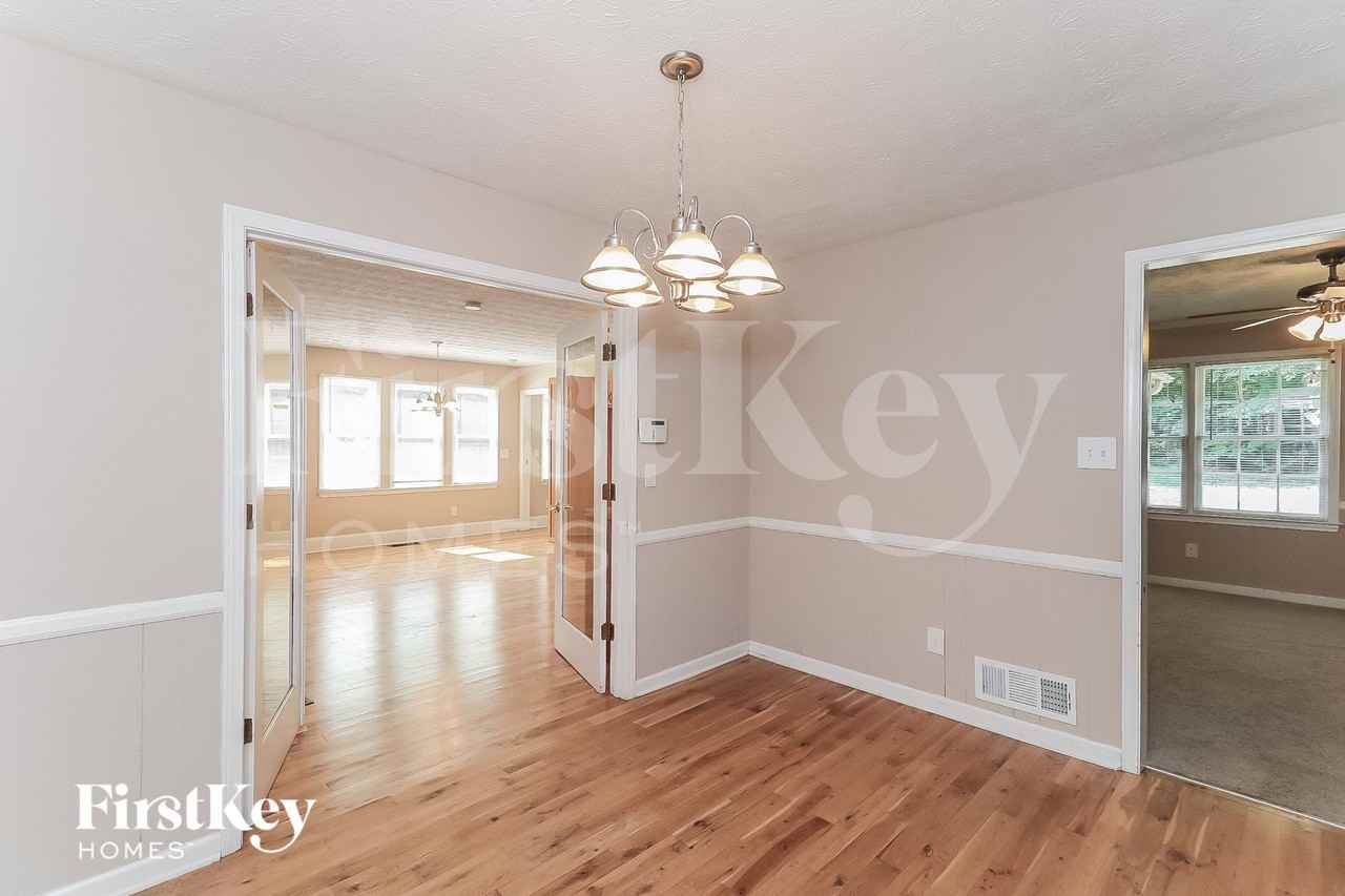 2835 Twin Springs Dr - Photo 4 of 14