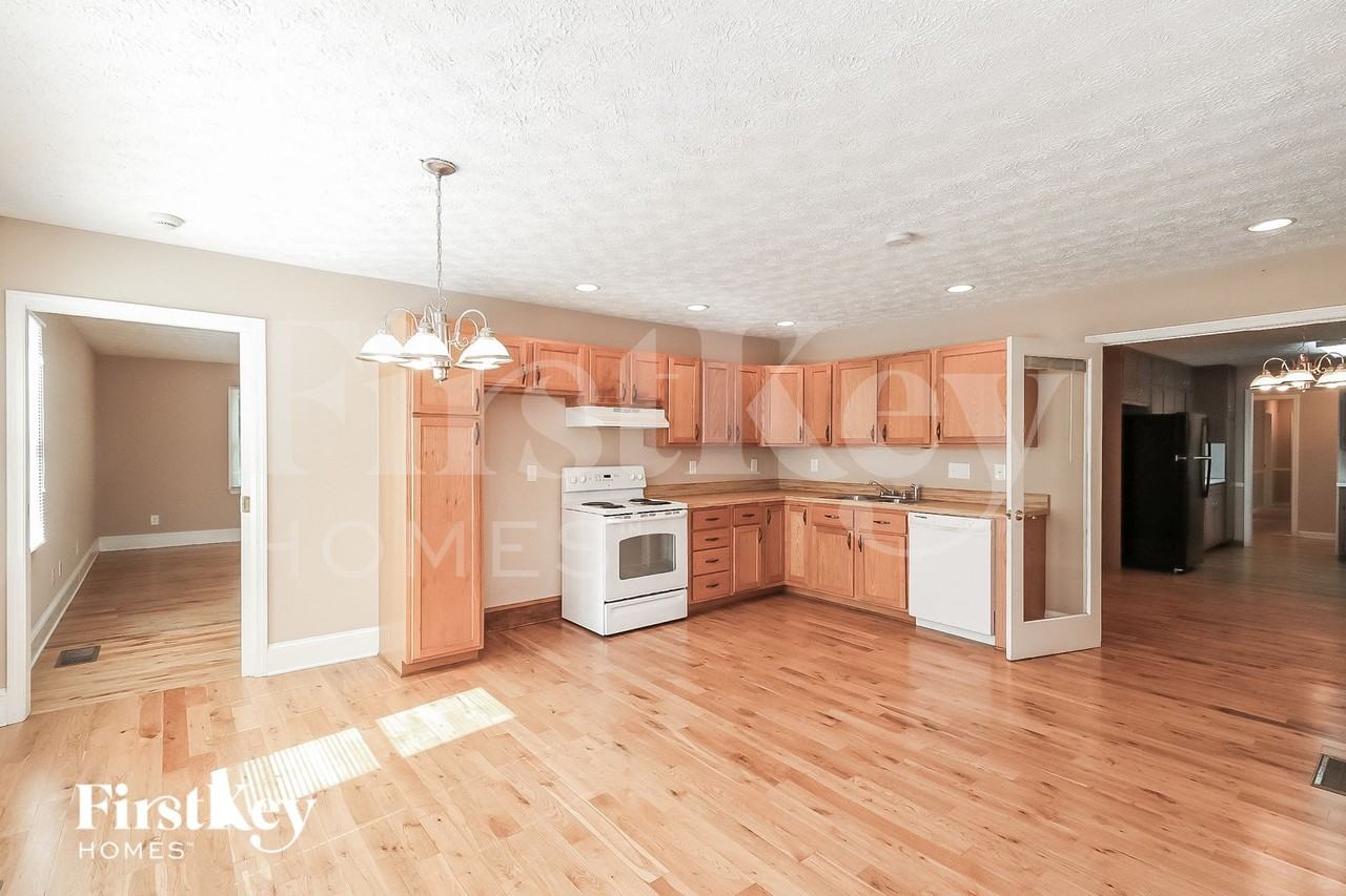 2835 Twin Springs Dr - Photo 5 of 14