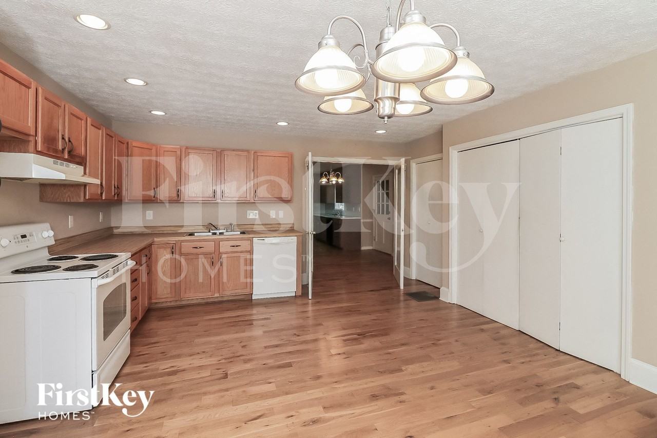 2835 Twin Springs Dr - Photo 6 of 14