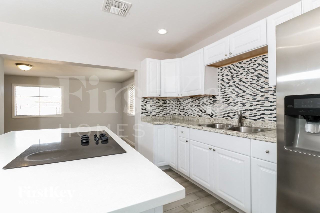 2735 W Royal Palm Rd - Photo 6 of 15