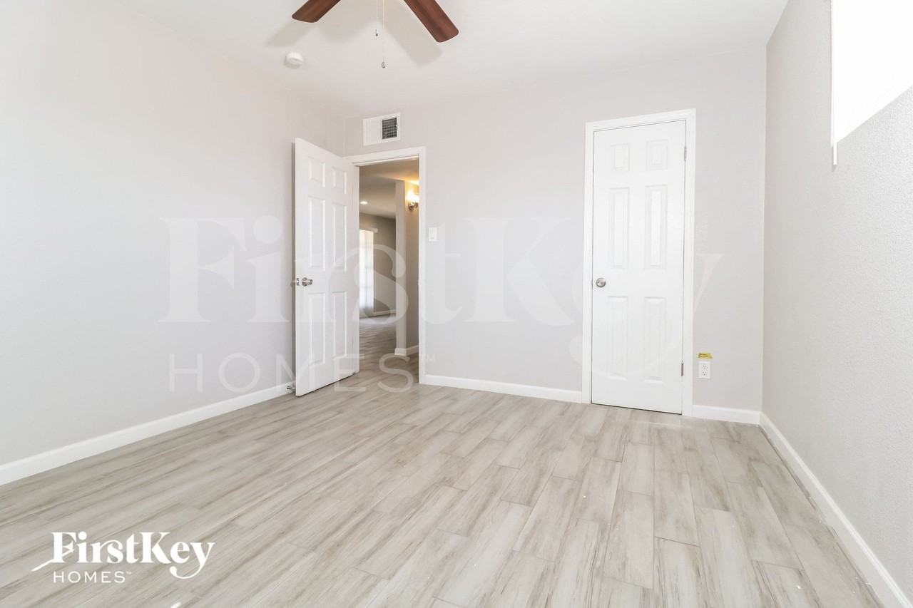 2735 W Royal Palm Rd - Photo 7 of 15