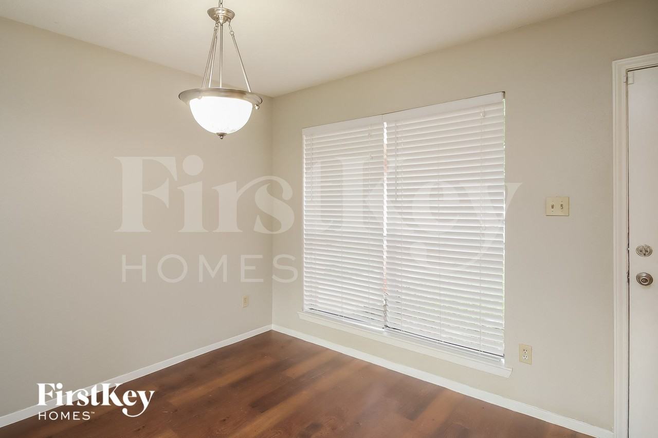 2710 Village Court - Photo 4 of 15