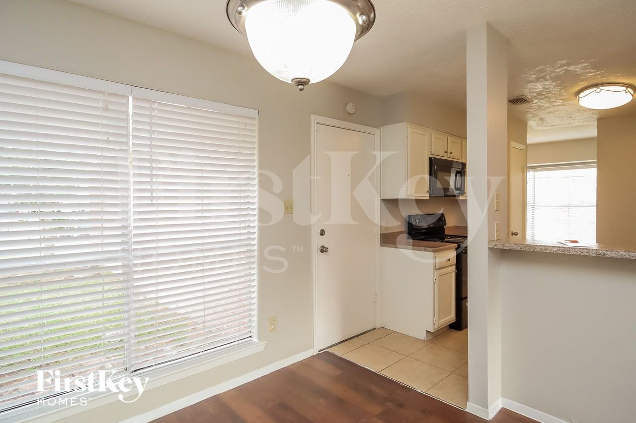 2710 Village Court - Photo 5 of 15