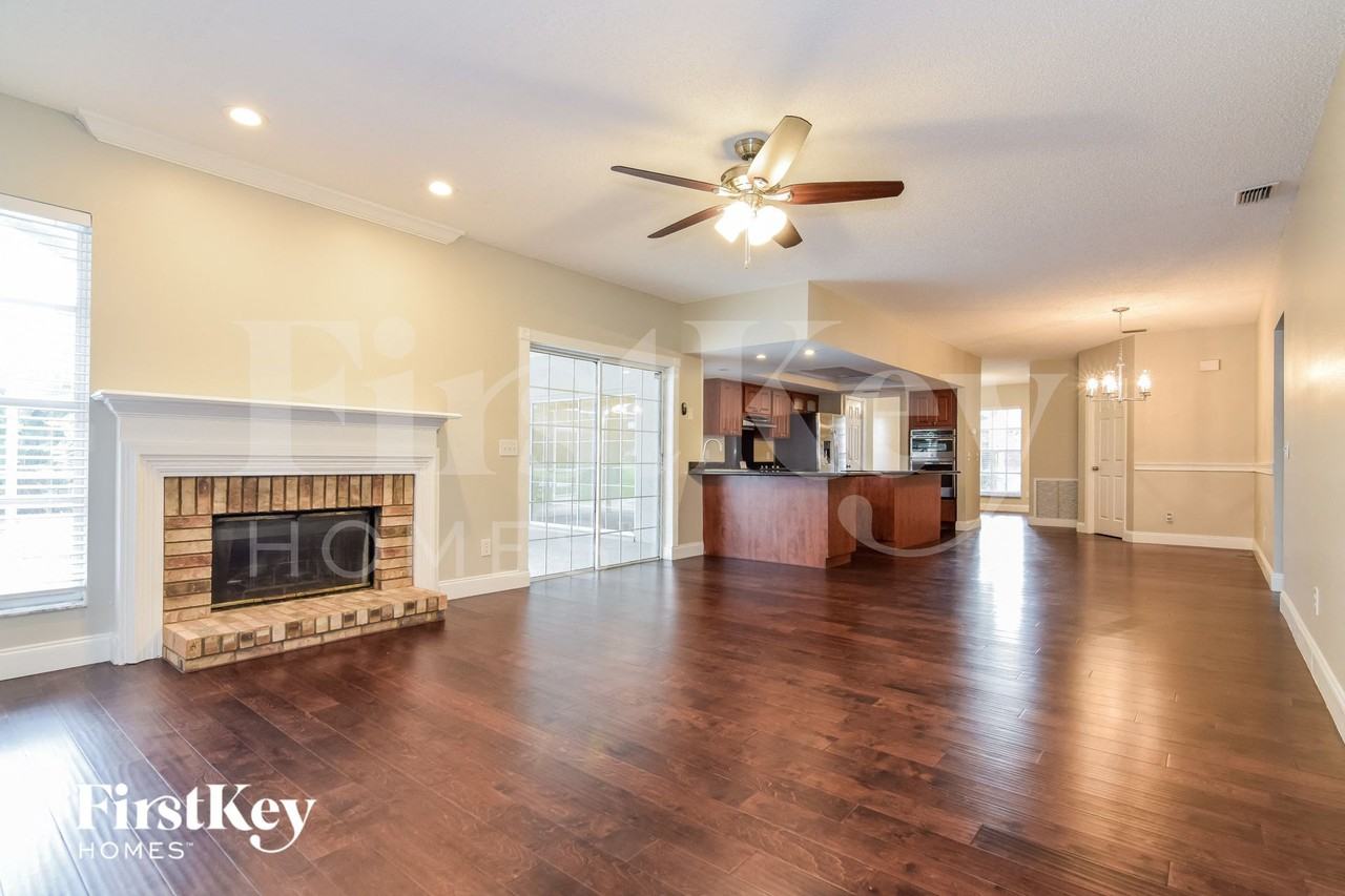 2612 Crestfield Dr - Photo 3 of 15