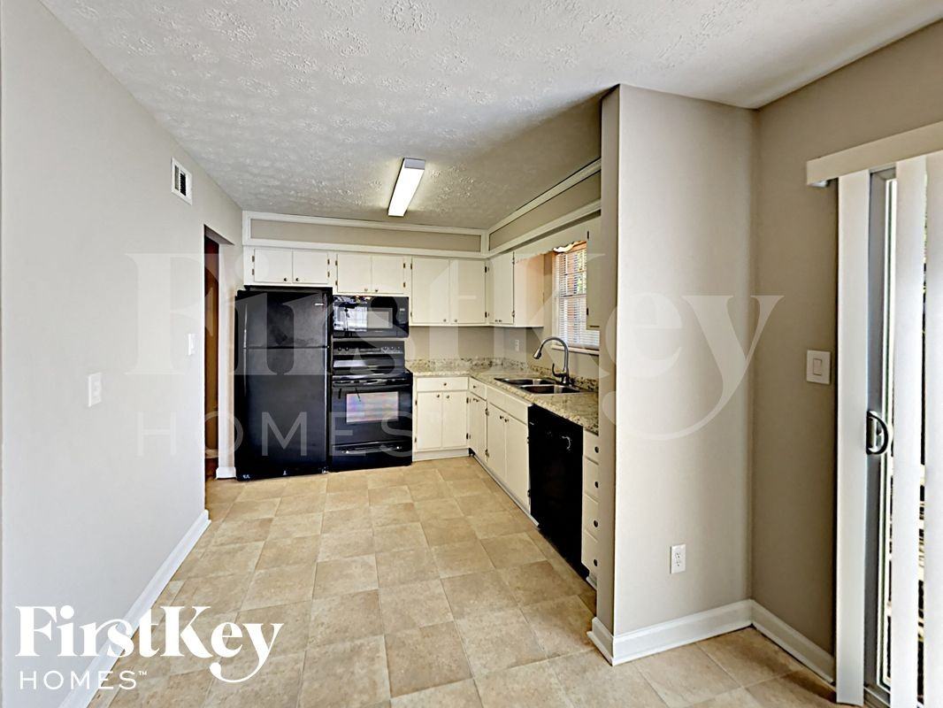 2600 Stratford Ln - Photo 3 of 14