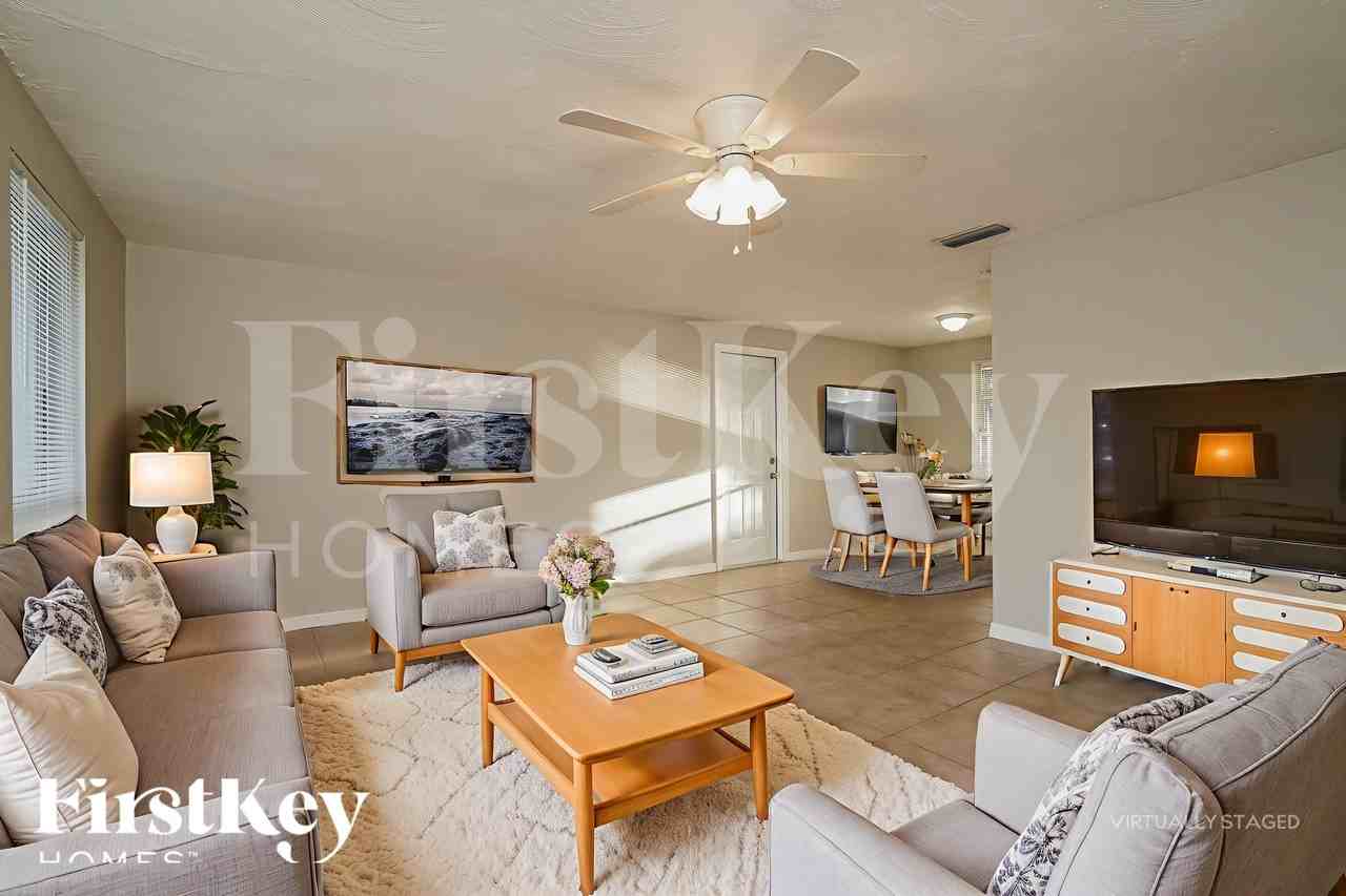 2582 Lake View Boulevard - Photo 3 of 18