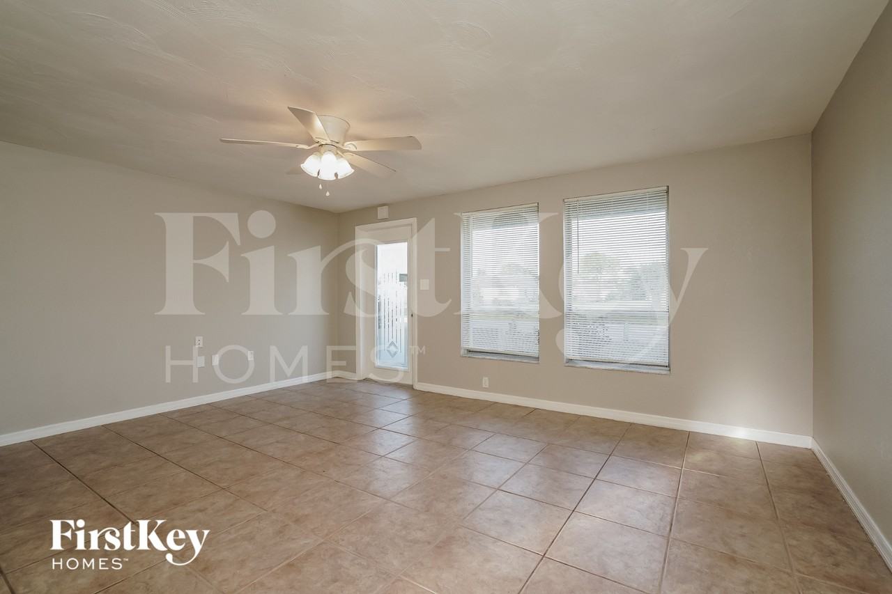 2582 Lake View Boulevard - Photo 4 of 18