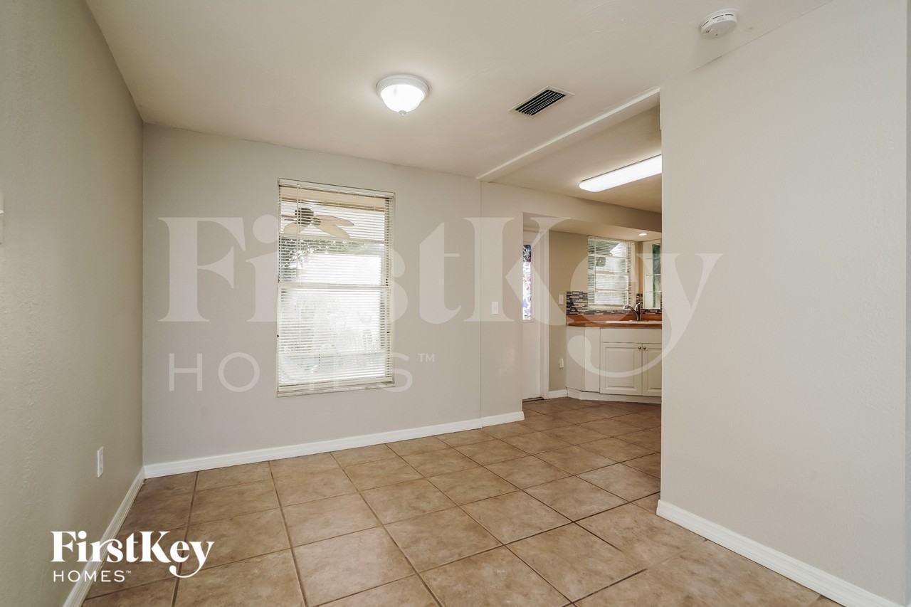 2582 Lake View Boulevard - Photo 5 of 18