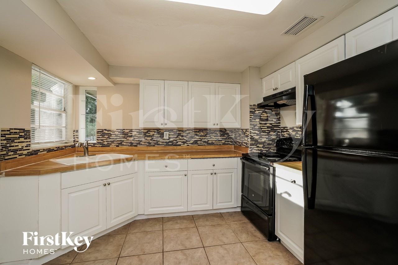 2582 Lake View Boulevard - Photo 7 of 18