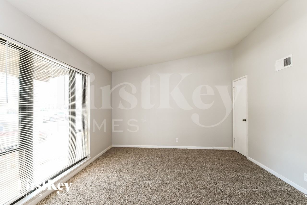 255 Mohican Ln - Photo 3 of 19