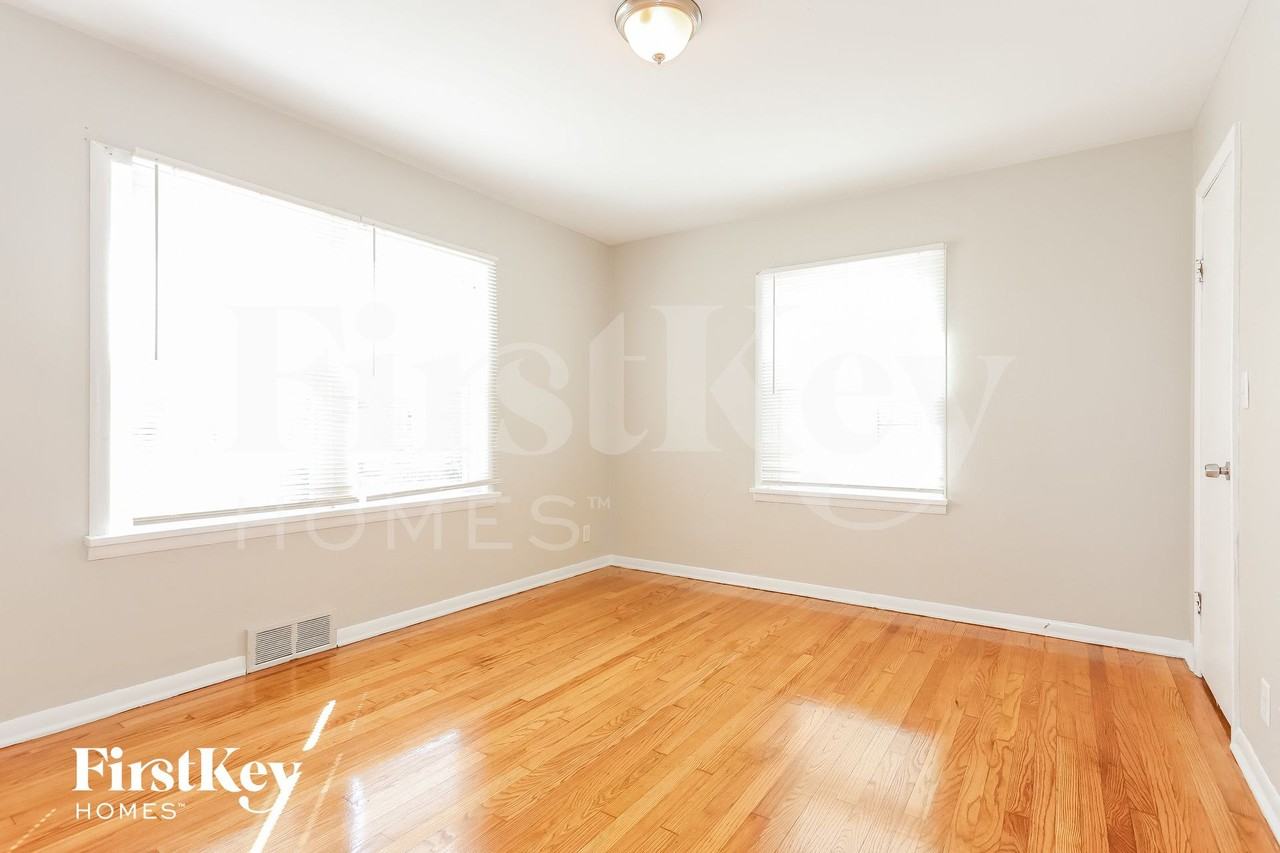 251 E 25th St - Photo 6 of 14