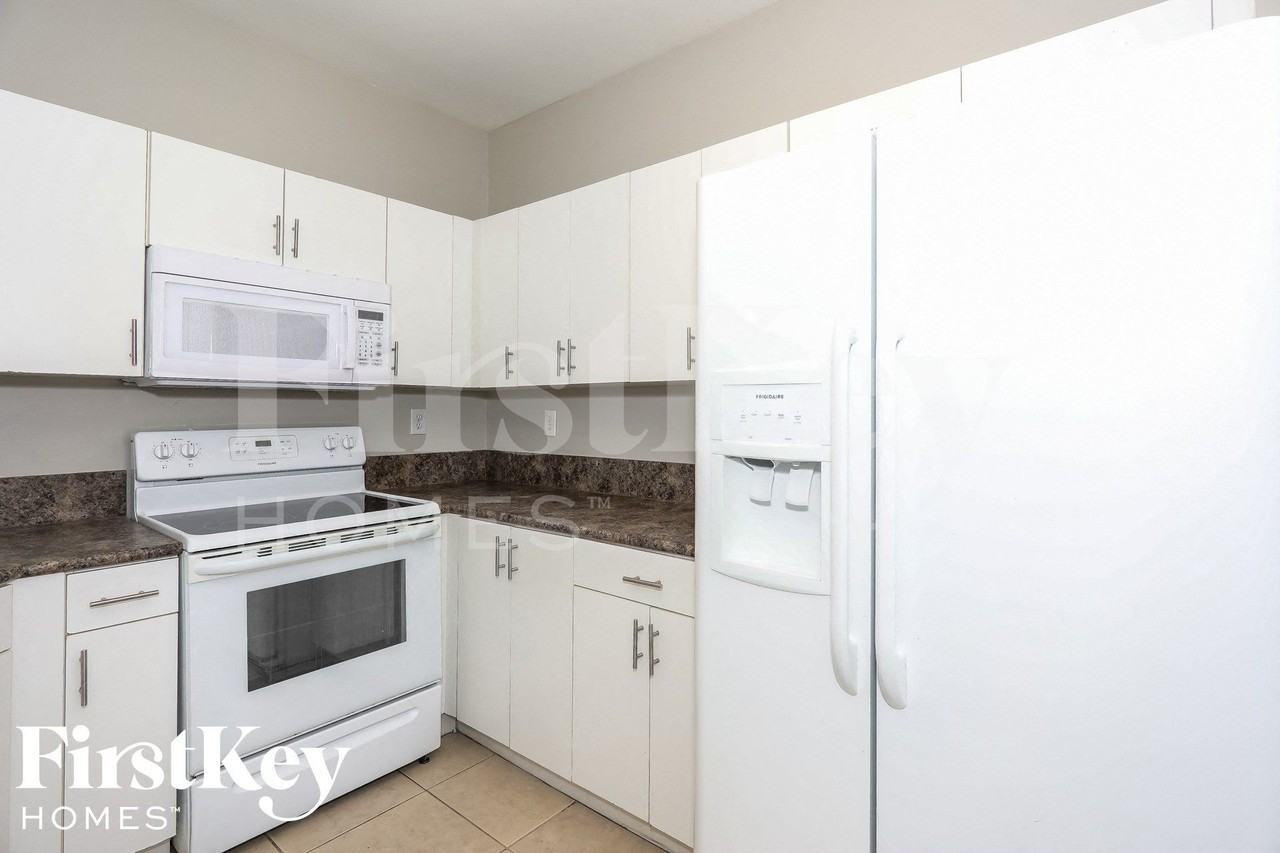 24521 Southwest 110th Avenue - Photo 4 of 15