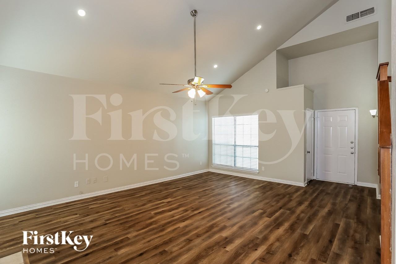 2416 Sutton Dr - Photo 4 of 15