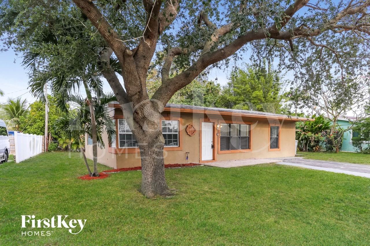 2411 Northeast 10th Avenue - Photo 2 of 15