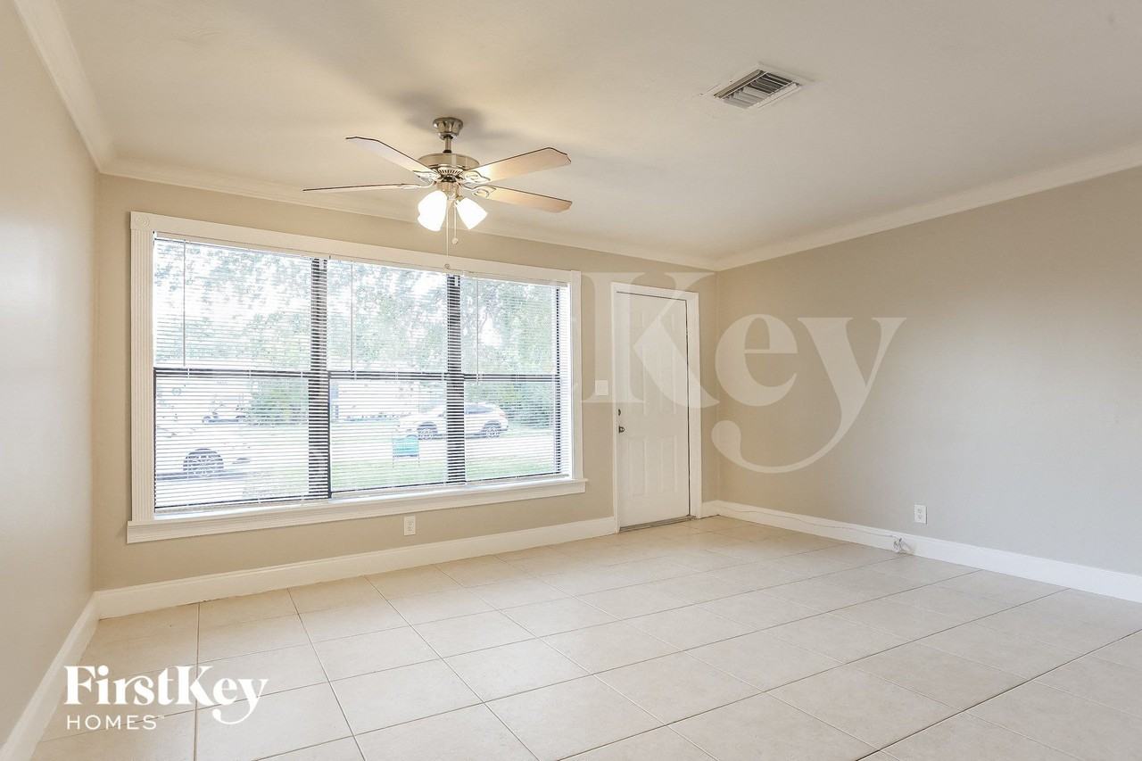 2411 Northeast 10th Avenue - Photo 3 of 15