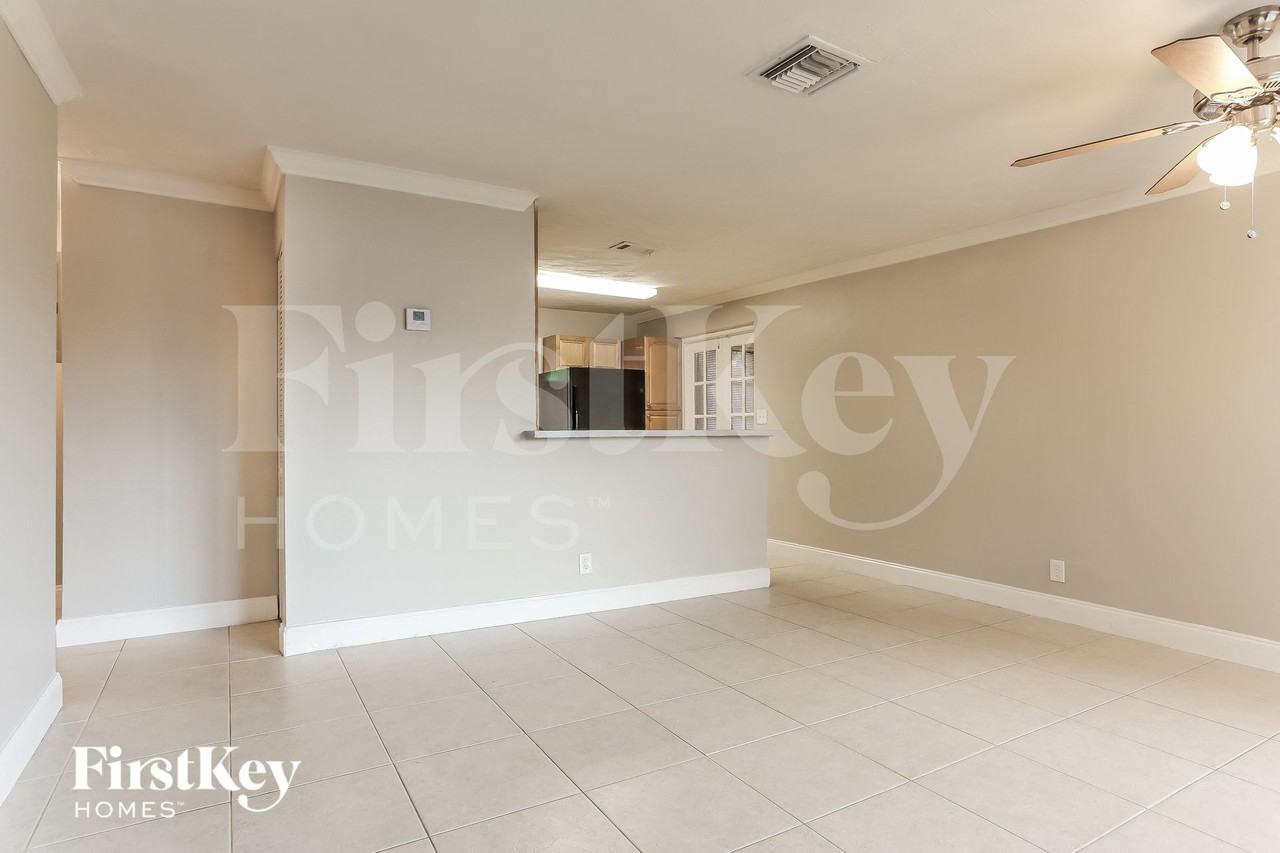 2411 Northeast 10th Avenue - Photo 4 of 15