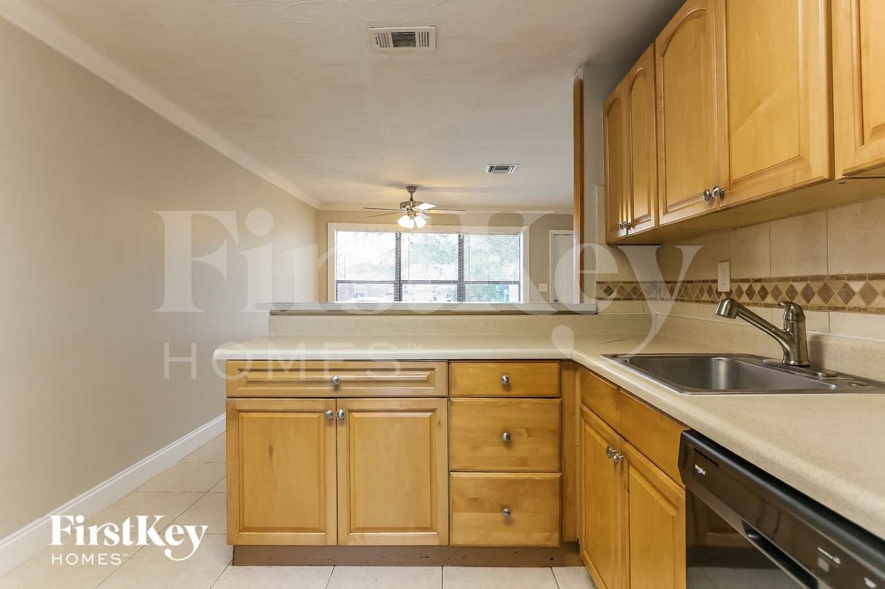 2411 Northeast 10th Avenue - Photo 5 of 15