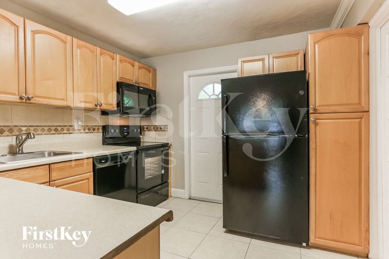 2411 Northeast 10th Avenue - Photo 6 of 15