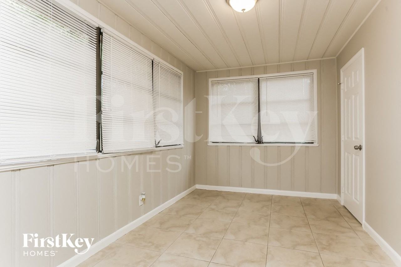 2411 Northeast 10th Avenue - Photo 7 of 15