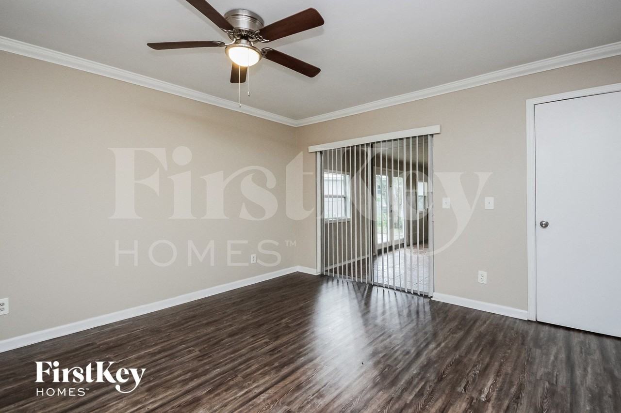 2390 Meadow Ln - Photo 4 of 15