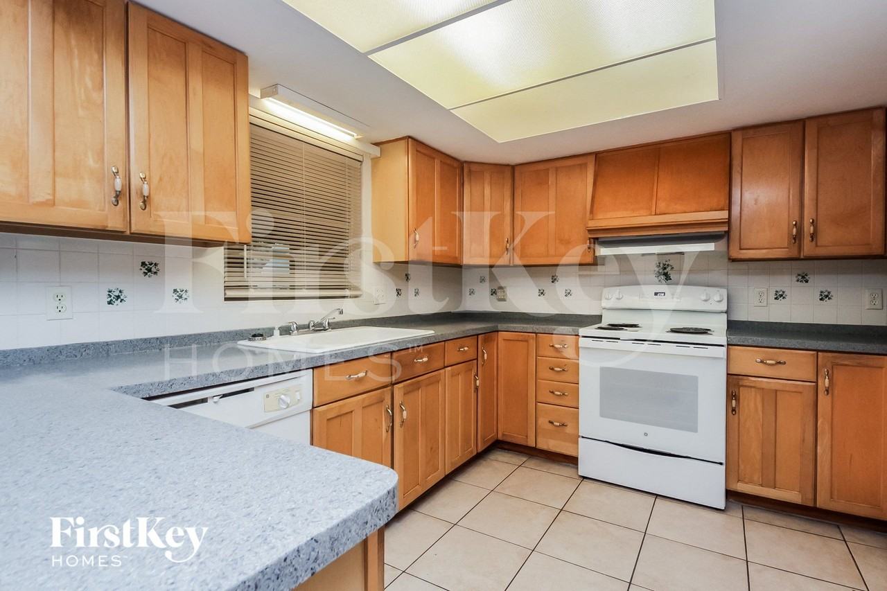 2390 Meadow Ln - Photo 5 of 15