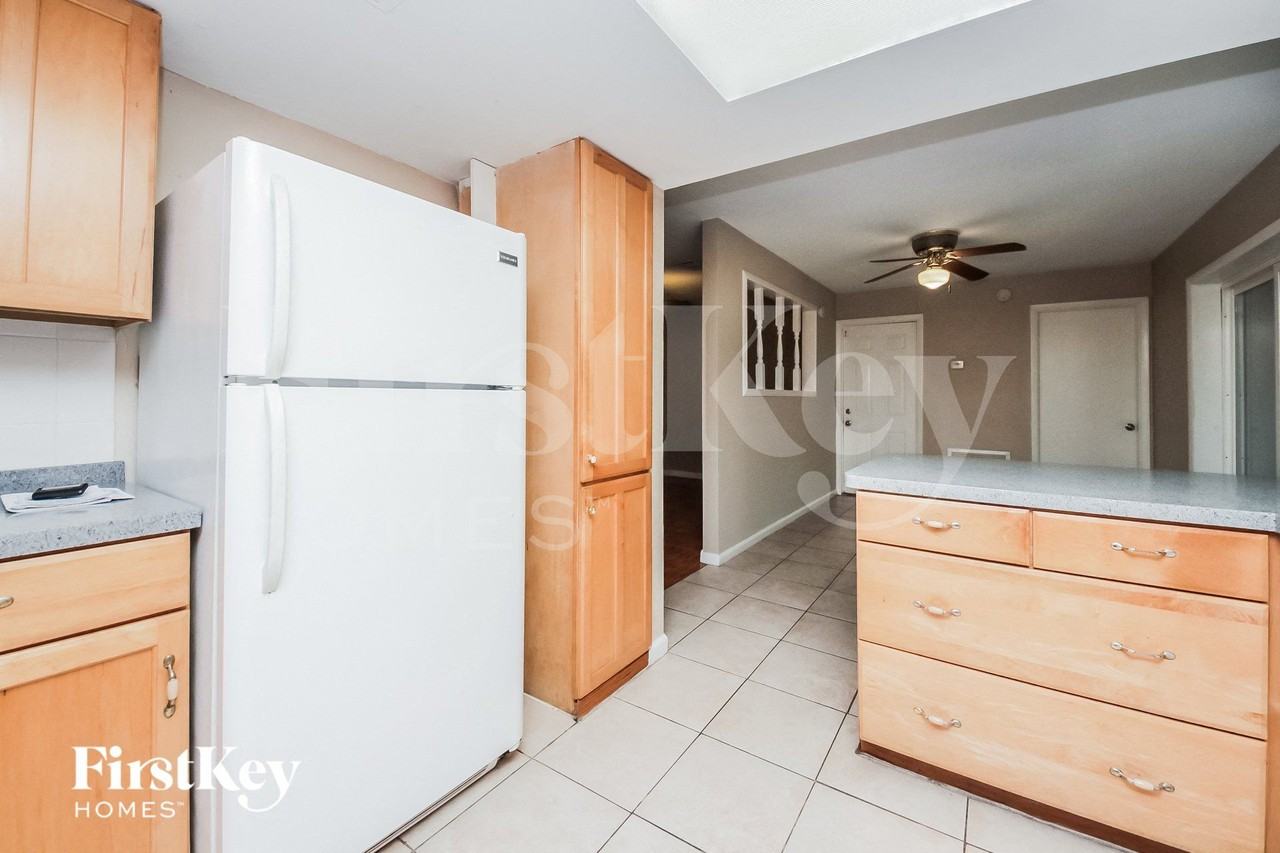 2390 Meadow Ln - Photo 6 of 15