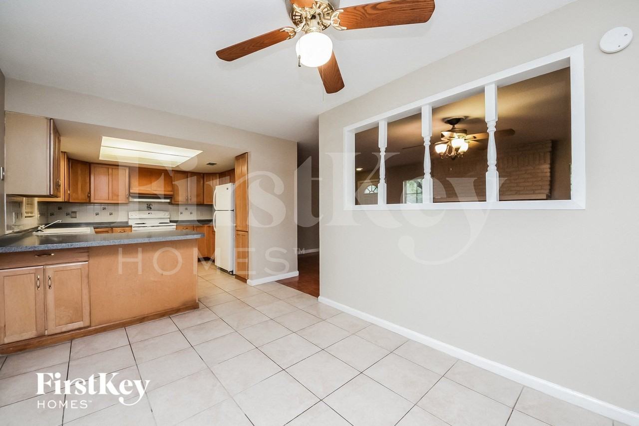 2390 Meadow Ln - Photo 7 of 15