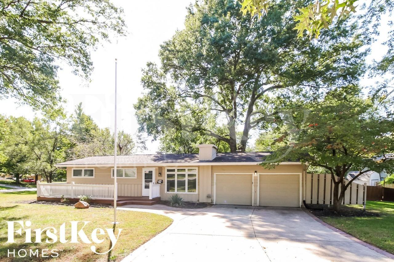 2305 Ne 61st St - Photo 2 of 15