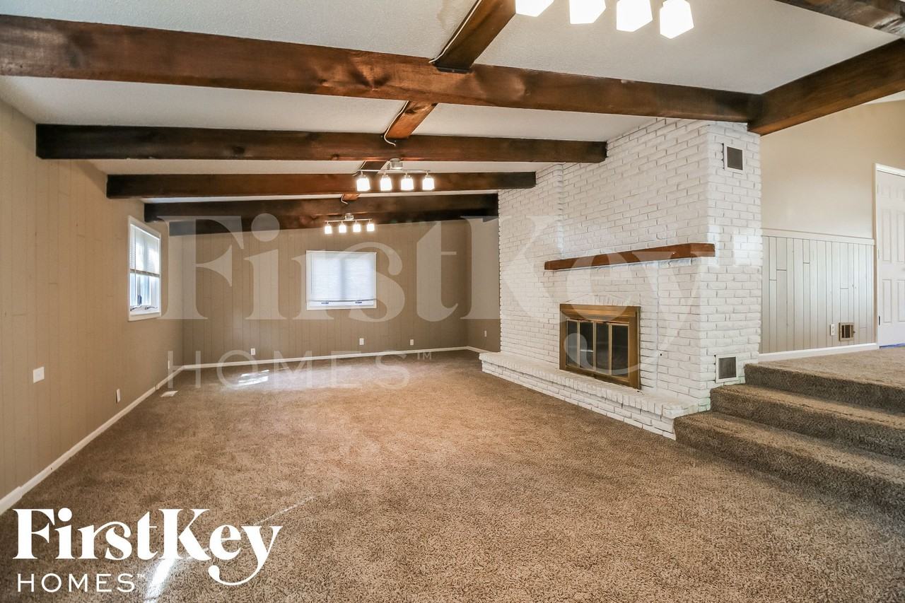 2305 Ne 61st St - Photo 3 of 15