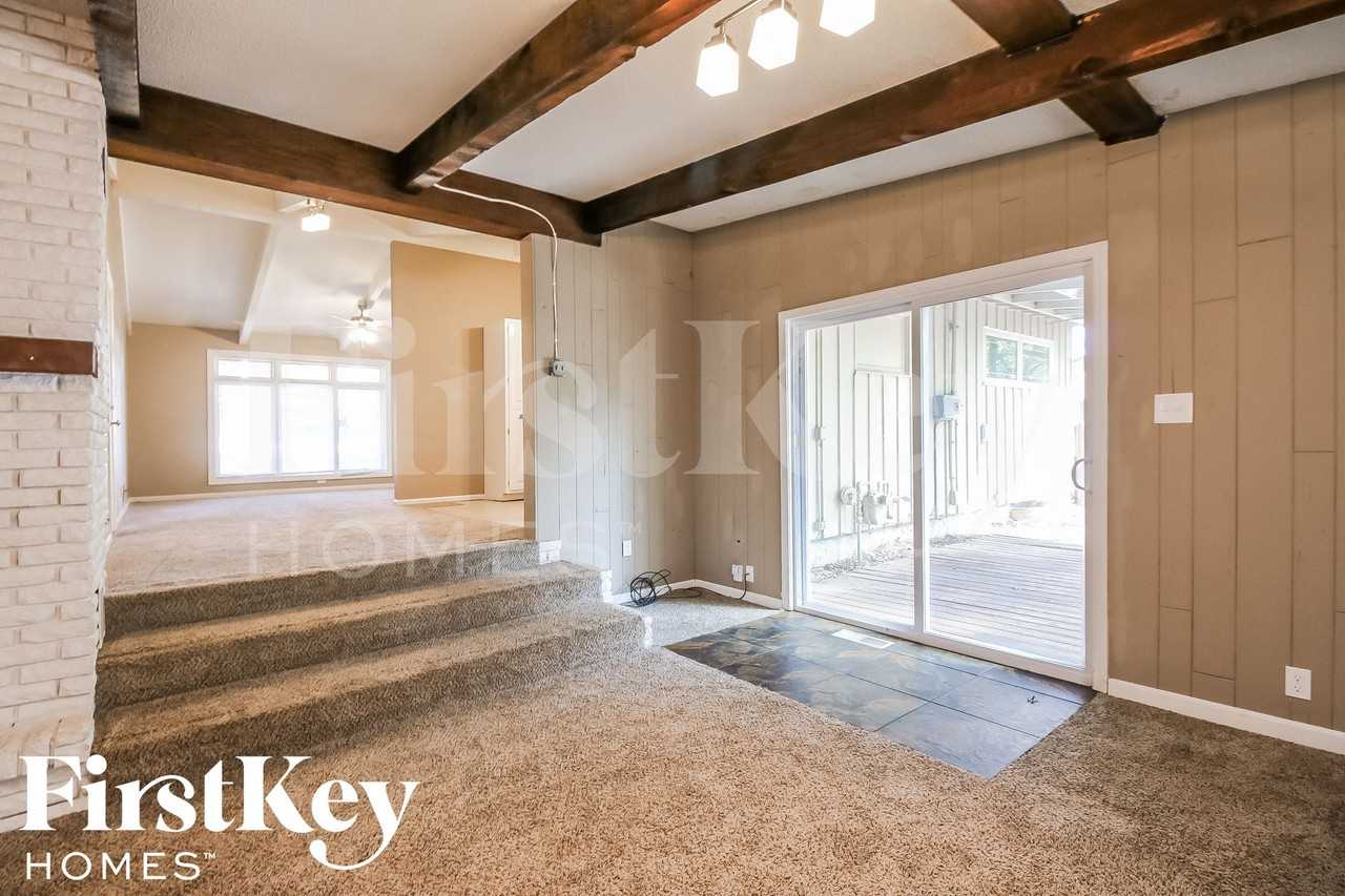 2305 Ne 61st St - Photo 4 of 15