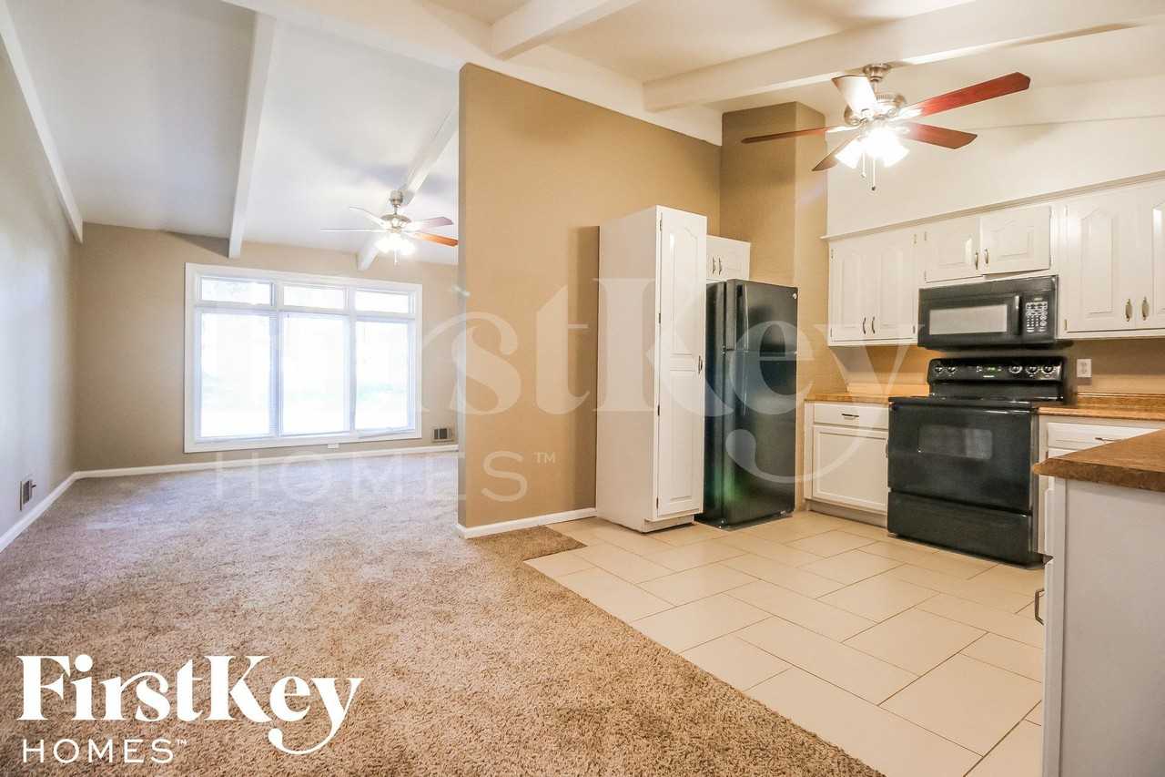 2305 Ne 61st St - Photo 5 of 15