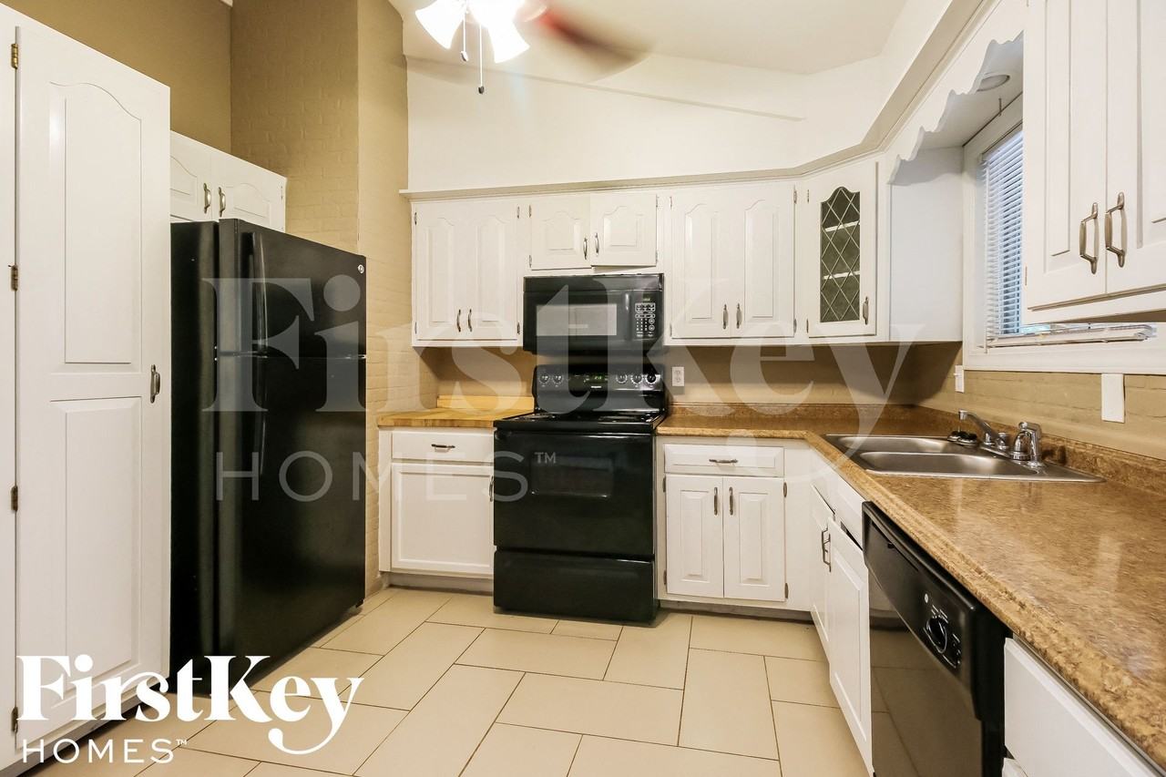 2305 Ne 61st St - Photo 6 of 15