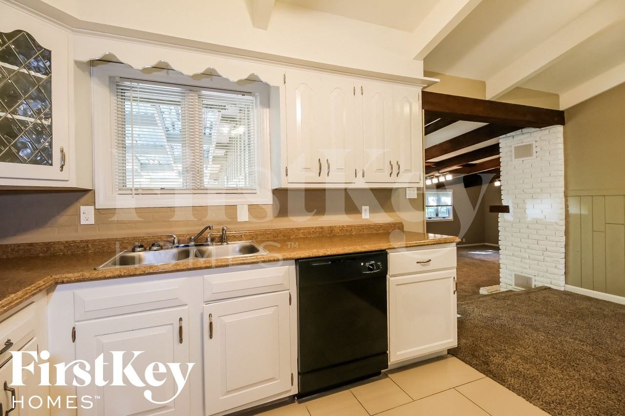 2305 Ne 61st St - Photo 7 of 15