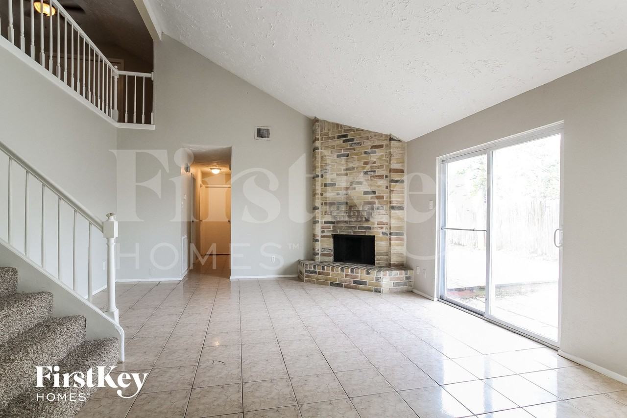 22219 Diane Dr - Photo 2 of 15