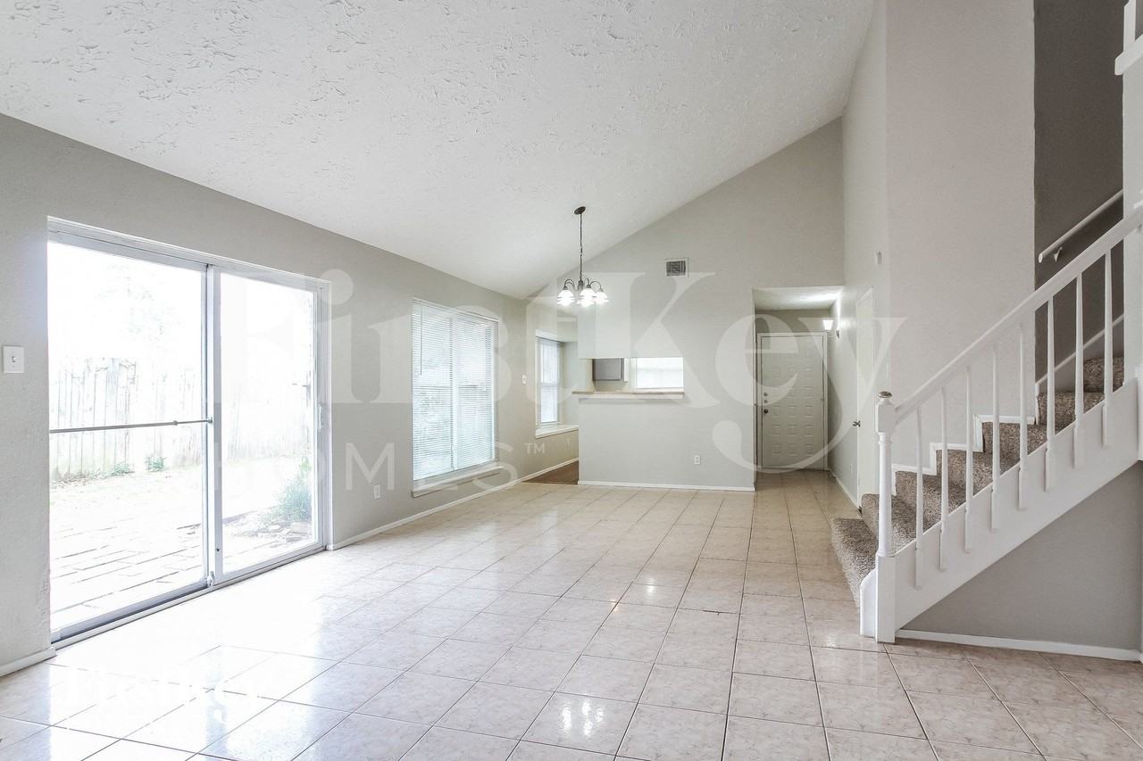 22219 Diane Dr - Photo 3 of 15